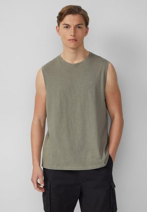 Ärmelloses T-Shirt aus schimmerndem olivgrünem Stoff, runder Halsausschnitt, dezentes "QS"-Logo auf der Brust, lässige Passform. Getragen mit dunklen Cargo-Shorts.