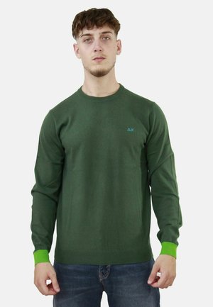 Maglione verde lavorato a maglia con maniche lunghe, caratterizzato da un collo rotondo e polsini in un verde brillante a contrasto. Piccolo logo sul petto.