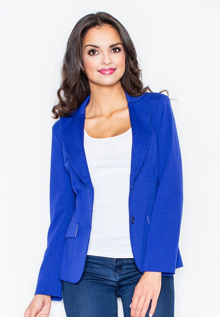 Niebieska marynarka wykonana z miękkiego materiału, charakteryzująca się dopasowanym krojem, klapami oraz zapięciem na jeden guzik. Noszona na białej bluzce.