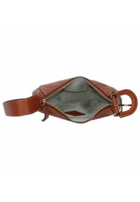 Borsa a mano in pelle marrone con chiusura a cerniera, un ampio interno e un manico corto e flessibile. L'interno è foderato con tessuto grigio.