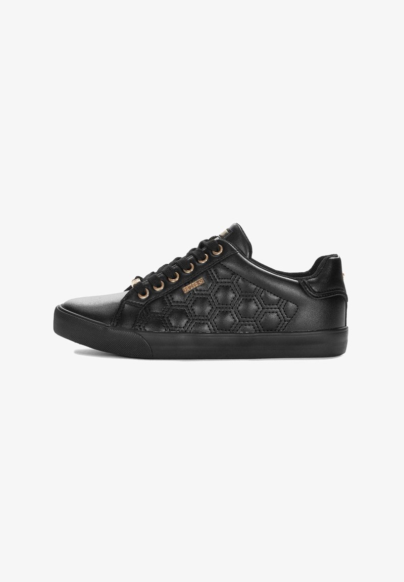 Czarne sneakersy wykonane z gładkiej skóry z sześciokątnym wzorem teksturowym po bokach, z czarnymi gumowymi podeszwami i oczkami w kolorze złotym.