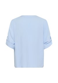 Chemise à manches courtes bleu clair avec des poignets roulés, présentant une coupe décontractée et une texture lisse. Le design du dos est simple et sans couture.