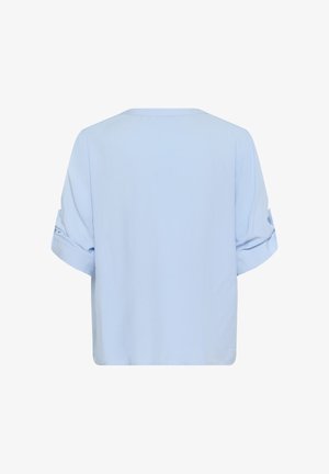 Jasnoniebieska koszula z krótkim rękawem, z podwiniętymi mankietami, o luźnym kroju i gładkiej teksturze. Tył jest prosty i bez szwów.