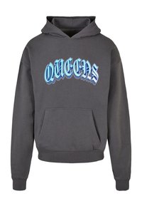 Grå hettegenser med frontlomme, med stor blå tekst "QUEENS" i en stilisert skrift. Materialet ser mykt ut med en klassisk passform.