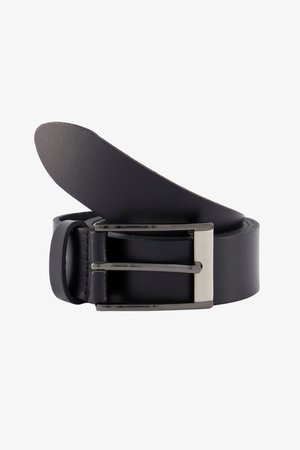 Zwarte leren riem met een zilverkleurige rechthoekige metalen gesp, gedeeltelijk opgerold met het uiteinde naar boven wijzend.