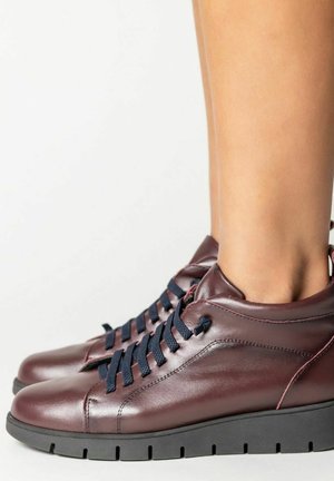 NUCIA  - Botines de cuña - burdeos elast marino