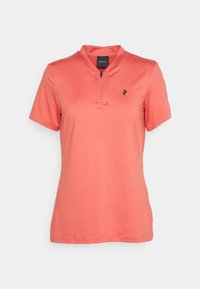 Polo shirt corallo a maniche corte, con colletto e chiusura a mezza zip, in tessuto leggero e piccolo logo nero sul petto.
