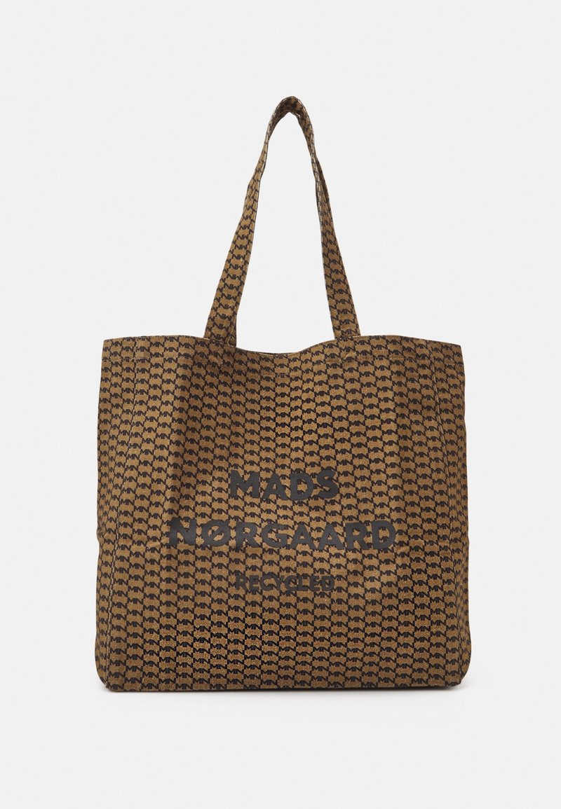 Sac cabas marron avec un motif noir à répétition "MN", comportant le texte "MADS NØRGAARD RECYCLED" à l'avant et deux bretelles.
