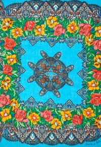 Tela azul con un patrón que presenta un borde floral de rosas y violas, con intrincados diseños de paisley en colores contrastantes.