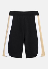 Μαύρο σορτς με μπεζ και λευκές κάθετες πλαϊνές λωρίδες και ελαστική μέση, τοποθετημένο επίπεδα σε ανοιχτό φόντο.