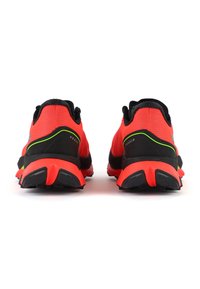 Zapatillas de correr de malla roja con acentos negros, tacones redondeados y suelas texturizadas. Presentan una línea verde neón en el costado.