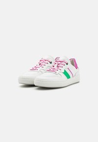 Vita sneakers med gröna och rosa accenter, strukturerat material, vadderad krage och rosa snören. Platt gummisula med en sydd design.