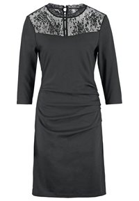 Robe noire longueur genou avec manches trois-quarts, taille froncée et empiècement en dentelle à motifs floraux et fermeture boutonnée au dos du col.
