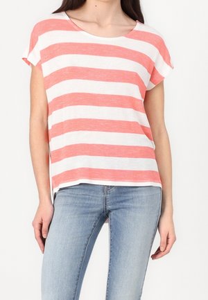 Krótki top z krótkim rękawem w paski w kolorze koralowym i białym. Miękka, lekka tkanina o swobodnym kroju i dekoltem w łódkę. W komplecie z niebieskimi obcisłymi dżinsami.
