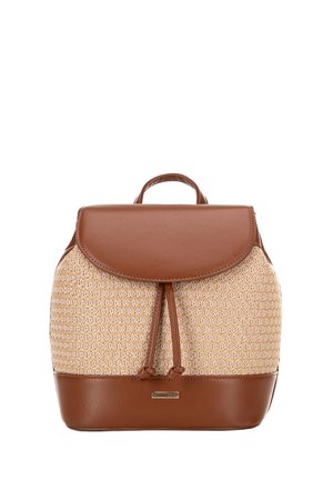 Brązowy plecak skórzany z plecionego siana o zaokrąglonym kształcie, z zamknięciem na sznurki i klapką na górze. Gładka tekstura i subtelny wzór.