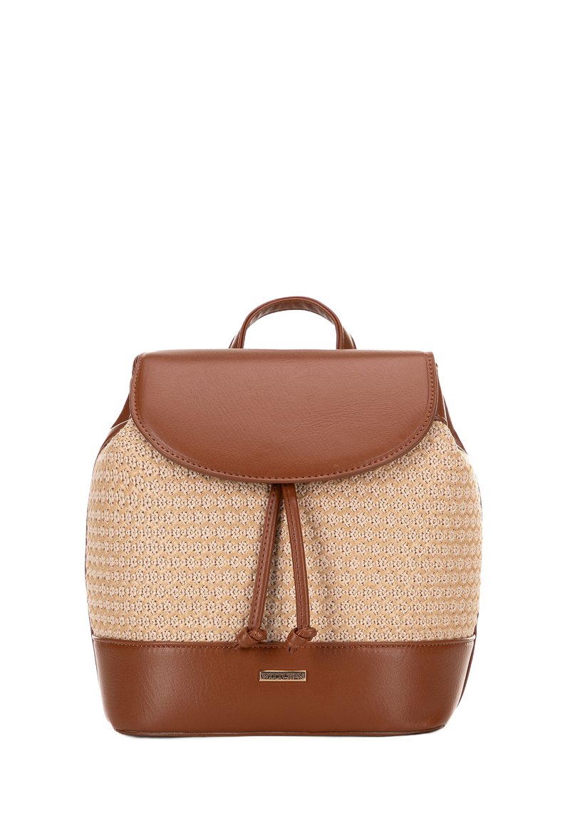 Sac à dos en cuir marron et en paille tressée avec une forme arrondie, fermeture à cordon et rabat en haut. Texture lisse et motif subtil.