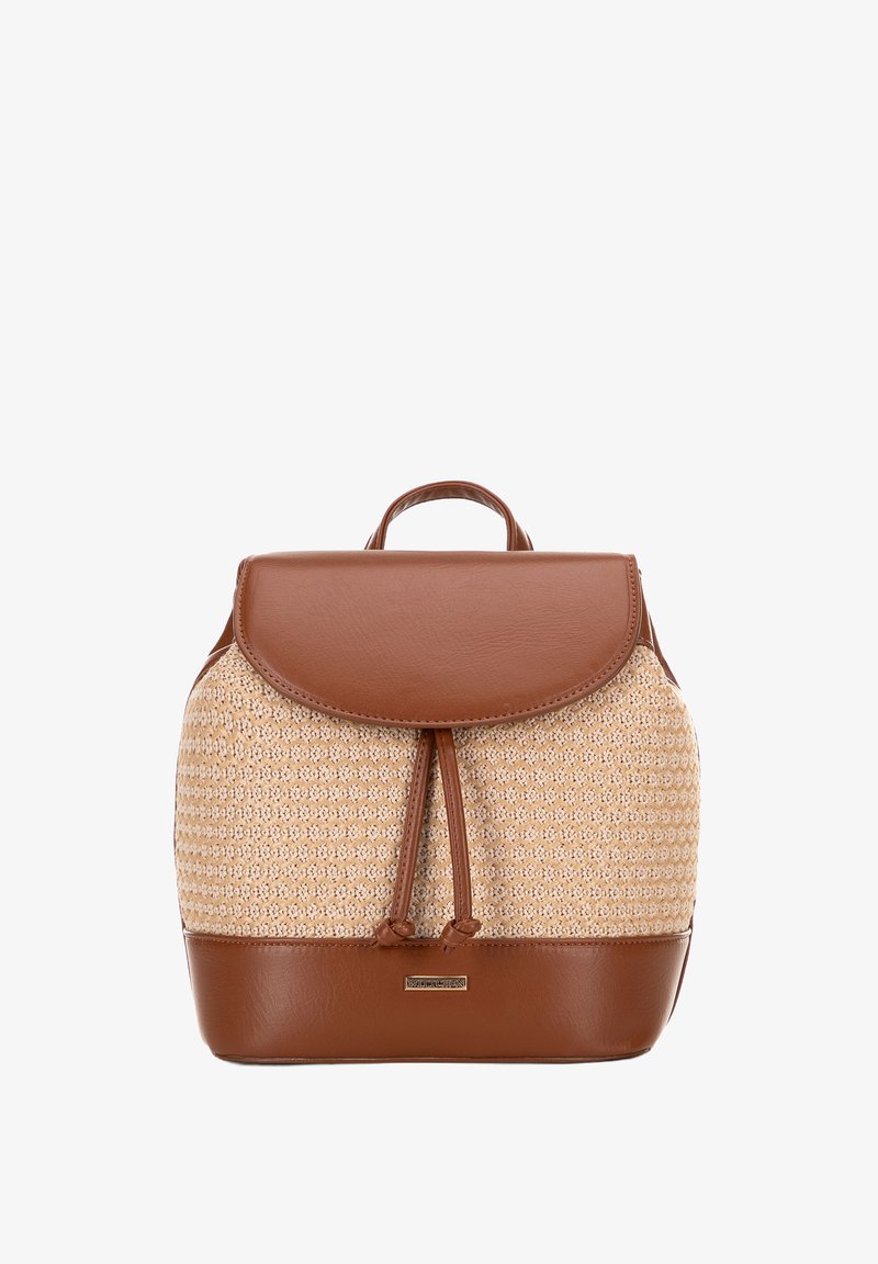 Sac à dos en cuir marron et en paille tressée avec une forme arrondie, fermeture à cordon et rabat en haut. Texture lisse et motif subtil.
