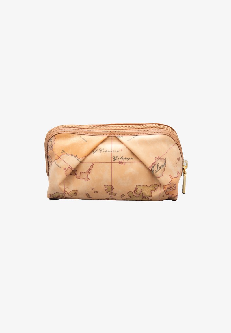 Pochette cosmetica marrone con motivo a mappa, dotata di chiusura con zip e hardware dorato; presenta una superficie goffrata e texturizzata.