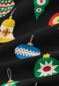 Gemusterter Stoff mit bunten Weihnachtsornamenten in Rot, Grün, Blau und Gelb auf schwarzem Hintergrund, mit detaillierten Designs und Texturen.