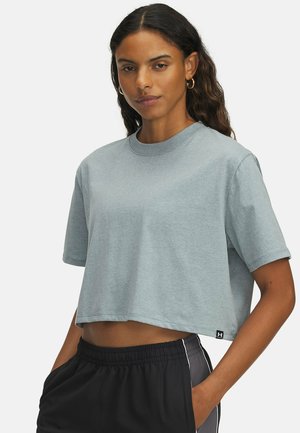 Light gray crop t-shirt in soft fabric with a round neck and short sleeves. Features a small black logo tag at the hem.