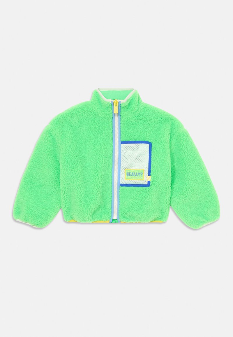 Casaco de fleece cropped em verde brilhante com um colarinho alto, fecho de correr amarelo, bolso de malha azul e detalhes de barra contrastantes.