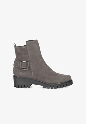Bottines en suède gris avec un accent de boucle sur le côté, semelle en caoutchouc texturée et design effilé pour un look moderne.