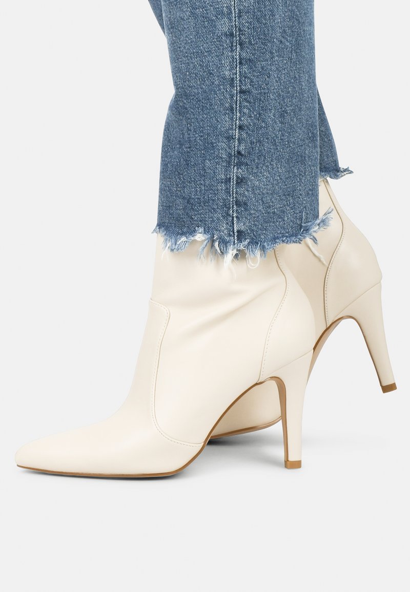 Posh by Poelman TAVERNE MET HAK - Botines de tacón - cream