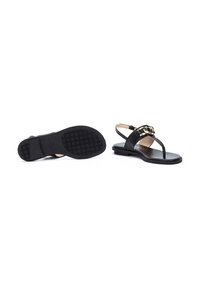 Sandalias de cuero negro con correas finas, acento de cadena dorada, suelas planas y una suela de goma texturizada para mayor agarre.