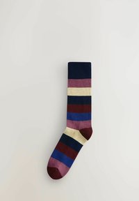 Kolorowa skarpetka w paski z granatowym mankietem, z naprzemiennymi pasami w kolorach bordowym, fioletowym, niebieskim i kremowym, wykonana z gładkiego materiału.