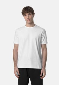 T-shirt di cotone bianco con maniche corte, scollatura rotonda e un piccolo logo in rilievo sul petto sinistro. Tessuto liscio, design minimal.