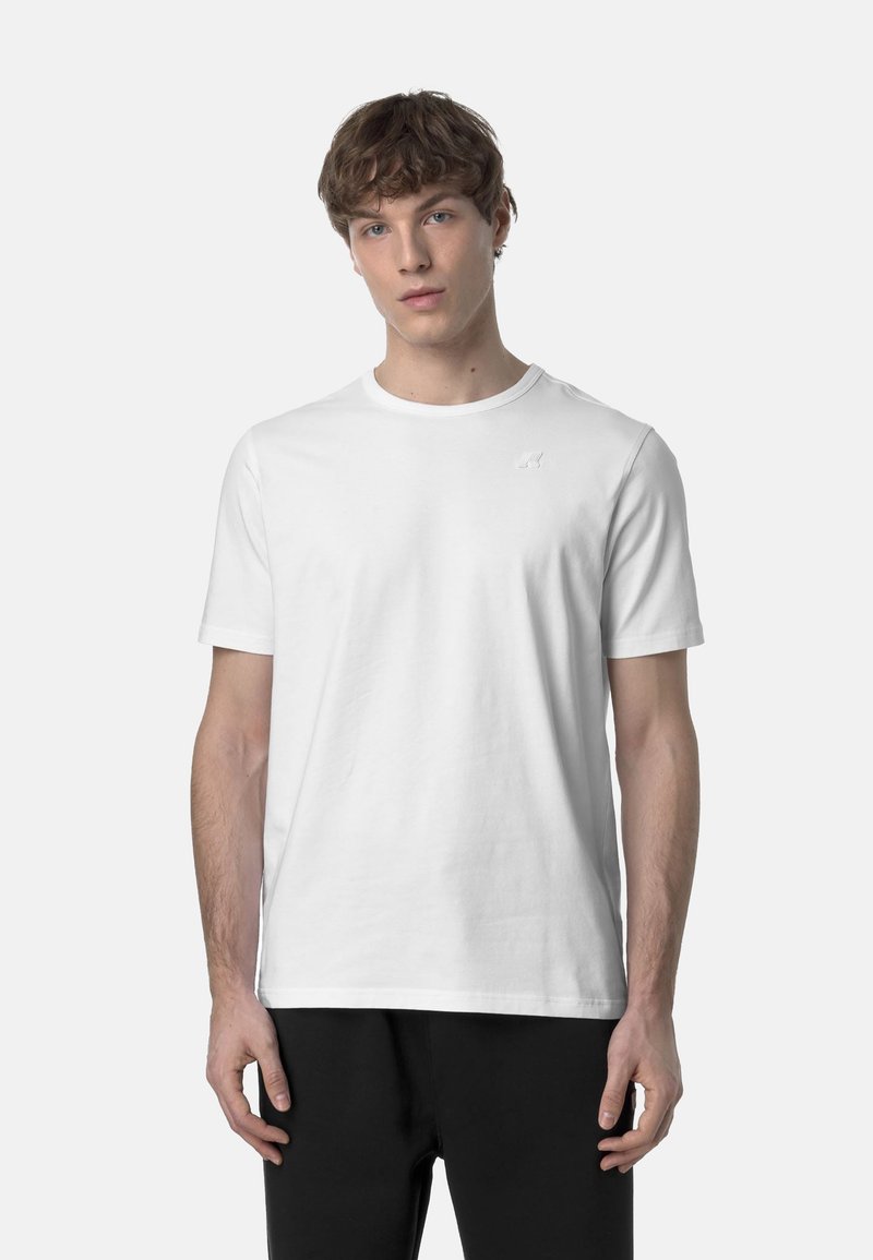 T-shirt di cotone bianco con maniche corte, scollatura rotonda e un piccolo logo in rilievo sul petto sinistro. Tessuto liscio, design minimal.