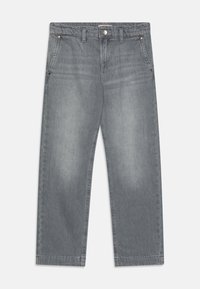 Pantaloni in denim grigio con design a gamba dritta, caratterizzati da chiusura con bottone, passanti per cintura e leggere sfumature. Nessun motivo o logo visibile.