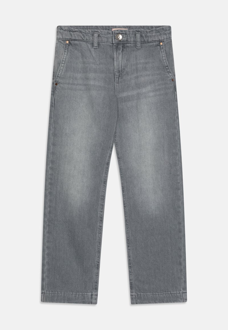 Pantalones de mezclilla gris con un diseño de pierna recta, que cuentan con un cierre de botón, lazos para cinturón y un ligero desgaste. Sin patrones o logotipos visibles.