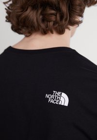 The North Face MOUNTAIN PLAY TEE - Apdrukāts T-krekls - black