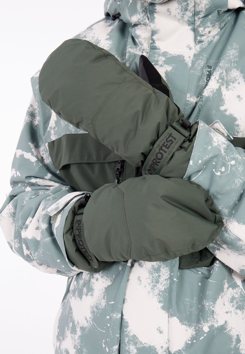 Zielone izolowane rękawice o gładkiej fakturze z czarnymi akcentami. Noszone z wzorzystą kurtką w kolorze niebiesko-białym, na której znajduje się wiele kieszeni.
