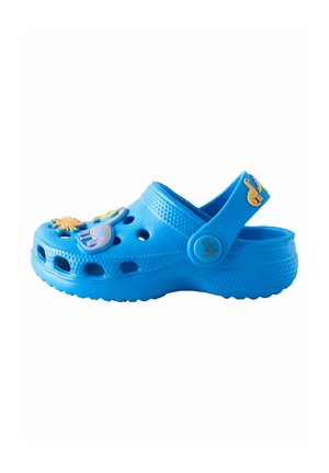 Sabot en caoutchouc bleu avec des trous de ventilation et des décorations de créatures marines sur le dessus et la bride du talon sur fond blanc.