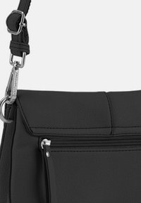 Borsa a mano in pelle nera con finitura testurizzata, chiusura con zip e dettagli in metallo argentato. Tracolla regolabile per versatilità.
