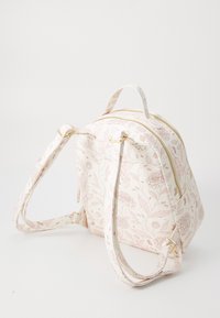 Zaino a stampa floreale in morbido rosa e crema, con forma arrotondata, due scomparti zip e spallacci regolabili con dettagli in oro.