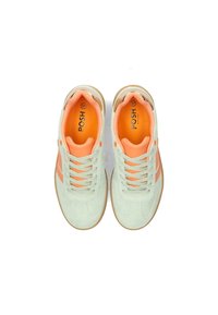 Baskets en suede vert clair avec des accents orange, semelle en caoutchouc brun, et lacets gris. Logo "POSH" imprimé sur la languette. Taille 37.