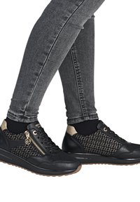 Sneaker nere e oro con tomaia in tessuto a fantasia, dettagli in pelle, chiusure con lacci e cerniera, e suole in gomma.