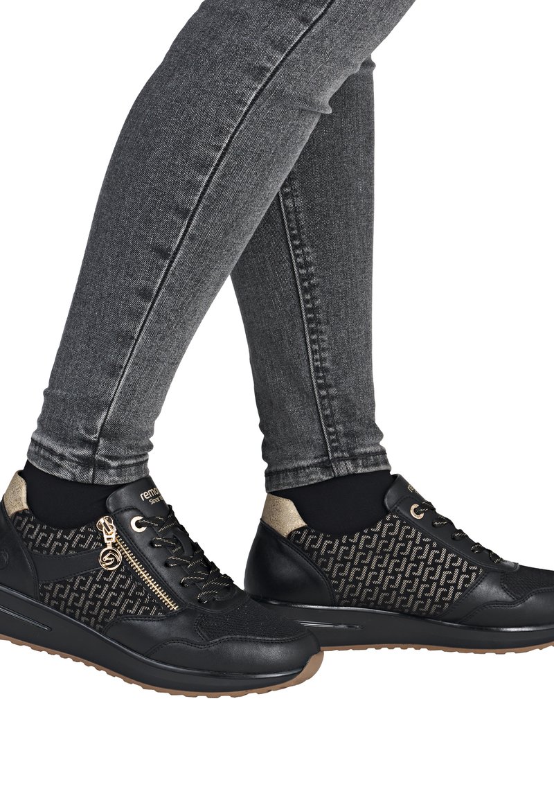 Sneaker nere e oro con tomaia in tessuto a fantasia, dettagli in pelle, chiusure con lacci e cerniera, e suole in gomma.