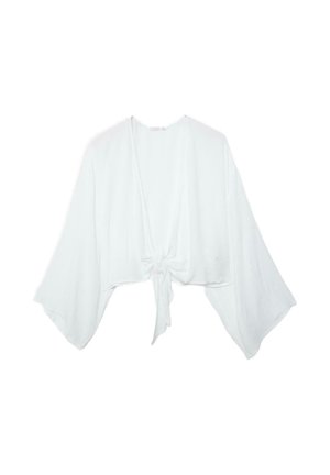 Witte cropped blouse met lange mouwen, wijde mouwen en een knoop aan de voorkant, lichtgewicht stof, plat neergelegd op een witte achtergrond.