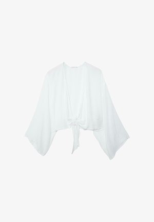 Witte cropped blouse met lange mouwen, wijde mouwen en een knoop aan de voorkant, lichtgewicht stof, plat neergelegd op een witte achtergrond.