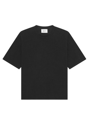 Zwart T-shirt met korte mouwen en een ronde hals, met een wit label waarop "NN. 07" staat, aan de binnenkant van de achterzijde van de hals.