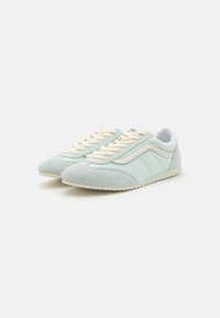 Sneakers in suede azzurro chiaro con lacci crema, accenti laterali testurizzati e suola in gomma bianca. Design a punta arrotondata e bassa.