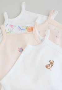 Cztery pastelowe dziecięce koszulki na ramiączkach z haftem kwiatów, motyli i króliczków, z cienkimi ramiączkami i falistym wykończeniem.