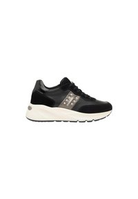 Sneakers neri con tomaia in pelle liscia, pannelli in suede a contrasto, dettagli metallici e una suola bianca spessa. Presentano borchie decorative.