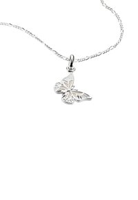 Silberner Schmetterlingsanhänger an einer zarten Kette, mit ausgeschnittenen Details und einer glatten Textur, die das filigrane Design hervorhebt.