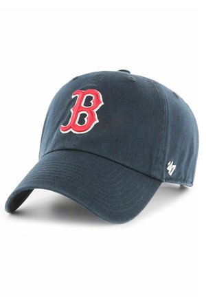 Casquette de baseball marine en coton, avec un logo "B" brodé rouge sur le devant et des coutures blanches sur le côté. Design de visière courbée.