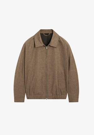 Hnědá texturovaná bunda s límcem, předním zipem a bočními kapsami. Má elastický pas a dlouhé rukávy.